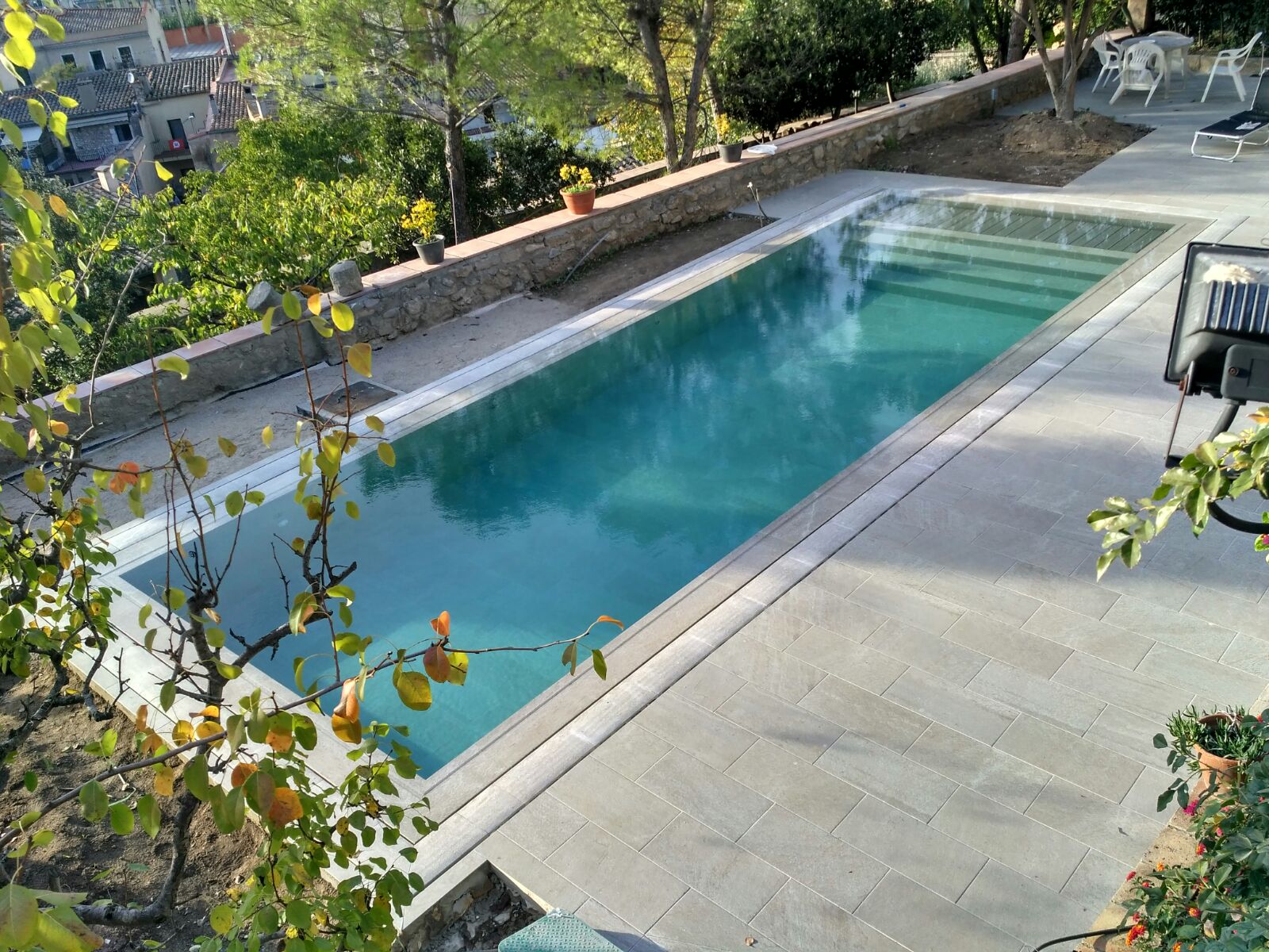 Piscina familiar en jardín mediterráneo consolidado con vegetación autóctona