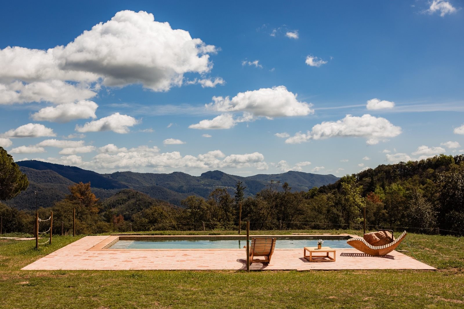 Piscina integrada en paisaje de montaña y masa forestal